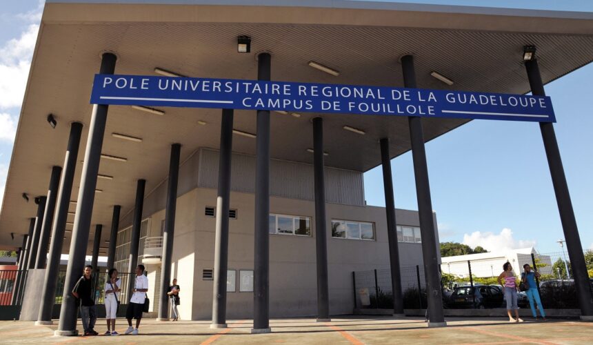Entrée de l'Université Fouillole à Pointe-à-Pitre, Guadeloupe 19 novembre 2011. Photo : Jean-Michel André / AFP