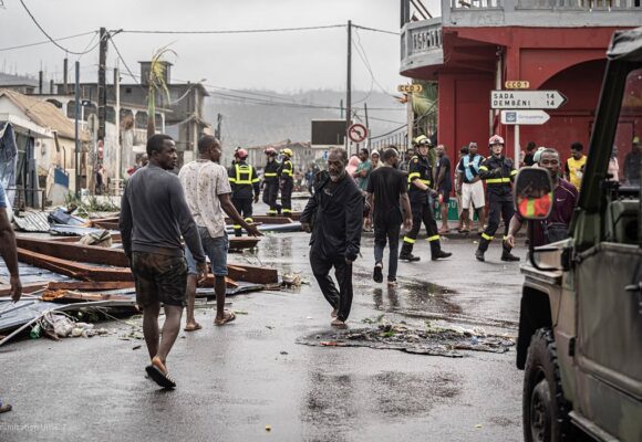 Photo fournie lundi 16 décembre 2024 par la Gendarmerie nationale française pour montrer les opérations d'urgence et les dégâts à Mayotte dans l'océan Indien, après que le cyclone Chido a causé d'importants dégâts et des centaines de morts, samedi 14 décembre. Photo : Gendarmerie nationale / Sipa