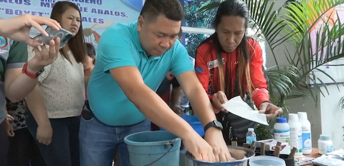 Des habitants de Manille aux Philippines, où le nombre de cas de dengue augmente, ont fait la queue ce mercredi 19 février pour récolter une prime. Photo : capture reportage AFP