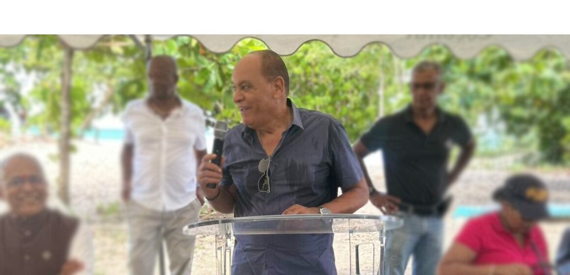 Jean-Marie Hubert, maire de Port-Louis, prononce un discours sur la plage du souffleur le 21 juillet 2024, à l'occasion du 170e anniversaire de l'arrivée des premiers Indiens en Guadeloupe. Photo : FB Commune de Port-Louis