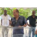 Jean-Marie Hubert, maire de Port-Louis, prononce un discours sur la plage du souffleur le 21 juillet 2024, à l'occasion du 170e anniversaire de l'arrivée des premiers Indiens en Guadeloupe. Photo : FB Commune de Port-Louis