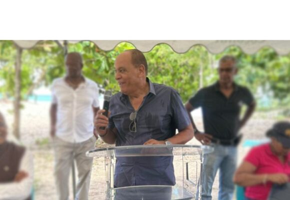 Jean-Marie Hubert, maire de Port-Louis, prononce un discours sur la plage du souffleur le 21 juillet 2024, à l'occasion du 170e anniversaire de l'arrivée des premiers Indiens en Guadeloupe. Photo : FB Commune de Port-Louis