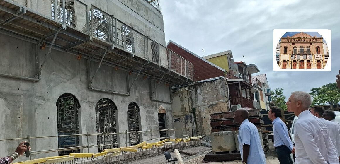 Harry Durimel, maire de Pointe-à-àPitre devant le chantier de reconstruction de la façade du cinéma Renaissance. Pointe-à-Pitre, le 19 février 2025. Photo : FB Communauté d'Agglomération Cap Excellence