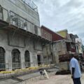 Harry Durimel, maire de Pointe-à-àPitre devant le chantier de reconstruction de la façade du cinéma Renaissance. Pointe-à-Pitre, le 19 février 2025. Photo : FB Communauté d'Agglomération Cap Excellence