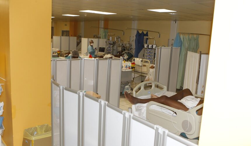 24 septembre 2020. Ancien réfectoire réhabillité en salle de réanimation au CHU de Pointe-à-Pitre pendant le Covid-19. Photo : Gilles Morel / Simax / Sipa