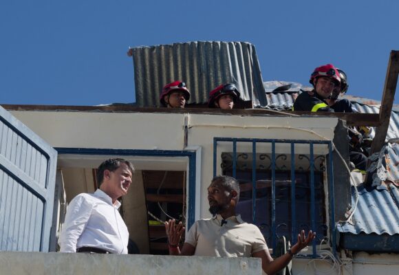 Une semaine après le passage du cyclone Garance, Manuel Valls, Ministre d'Etat, ministre des Outre-mer est à La Réunion auprès des sinistrés. Photo : Valerie Koch / Sipa