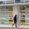 Un homme passe devant le siège de Huawei à Bruxelles, le jeudi 13 mars 2025. Photo : Sylvain Plazy / AP