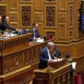 Victorin Lurel, sénateur socialiste de Guadeloupe, auteur de la proposition de loi qui vise à renforcer le droit de la concurrence et de la régulation économique Outre-mer, lors de la discussion générale le 5 mars au Sénat. Photo : Capture écran Sénat