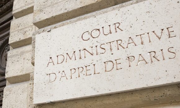 Plaque à l'entrée de la cour administrative d’appel de Paris.