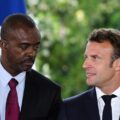 Le président du conseil régional de Guadeloupe, Ary Chalus (à gauche) s'entretient avec le président de la République Emmanuel Macron lors d'une cérémonie pour la signature des contrats pour la Convergence et la Transformation, au ministère des Outre-mer, à Paris, le 8 juillet 2019. Photo : Ludovic Marin / AFP