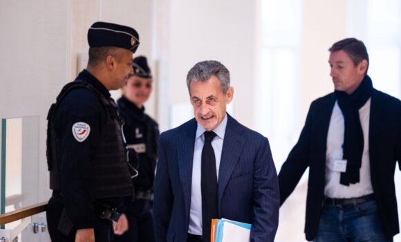 Nicolas Sarkozy arrive au tribunal de Paris, le 10 février 2025, pour le procès de l'ancien président français accusé de financement illégal de campagne depuis la Libye avant son élection de 2007. Douze suspects sont jugés, dont d'anciens proches collaborateurs, accusés d'avoir conclu un pacte avec l'ancien dictateur libyen Mouammar Kadhafi pour financer illégalement la campagne électorale victorieuse de Sarkozy en 2007. Ils nient les accusations. S'il est reconnu coupable, Sarkozy risque jusqu'à 10 ans de prison pour recel de détournement de fonds publics et financement illégal de campagne. Photo : Thomas Hubert / Sipa