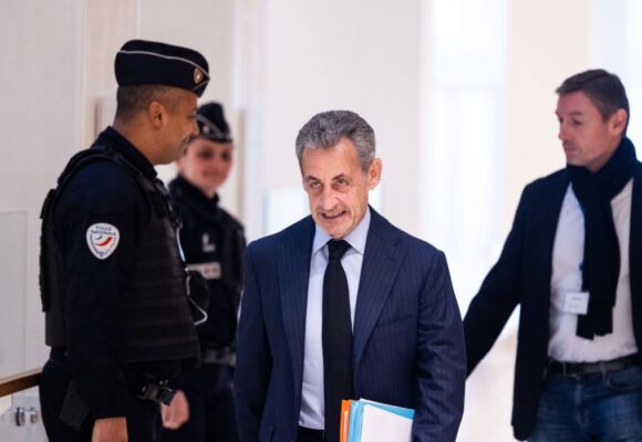 Nicolas Sarkozy arrive au tribunal de Paris, le 10 février 2025, pour le procès de l'ancien président français accusé de financement illégal de campagne depuis la Libye avant son élection de 2007. Douze suspects sont jugés, dont d'anciens proches collaborateurs, accusés d'avoir conclu un pacte avec l'ancien dictateur libyen Mouammar Kadhafi pour financer illégalement la campagne électorale victorieuse de Sarkozy en 2007. Ils nient les accusations. S'il est reconnu coupable, Sarkozy risque jusqu'à 10 ans de prison pour recel de détournement de fonds publics et financement illégal de campagne. Photo : Thomas Hubert / Sipa