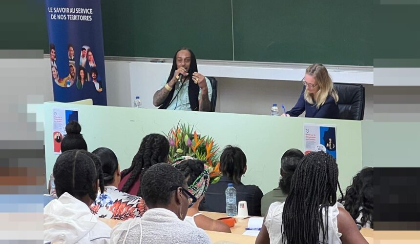 Université des Antilles campus de Fouillole, 9 avril. Caroline Calbo procureure de la République de Pointe-à-Pitre et Keros-N chanteur de dancehall, débattent de la citoyenneté en Guadeloupe devant un parterre d’étudiants et quelques personnalités. Photo : Le Courrier de Guadeloupe