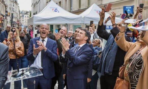 Le ministre des Outre-Mer Manuels Valls (au centre) dévoile la plaque posée le 27 avril à Paris en hommage au Chevalier de Saint-George. Photo : Ministère des Outre-mer.