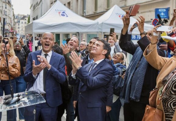 Le ministre des Outre-Mer Manuels Valls (au centre) dévoile la plaque posée le 27 avril à Paris en hommage au Chevalier de Saint-George. Photo : Ministère des Outre-mer.