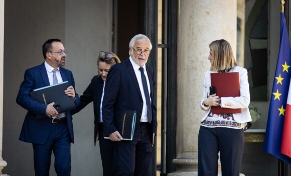 À Paris, le 28 avril 2025, de gauche à droite, Yannick Neuder, ministre délégué auprès du ministre du Travail, de la Santé, des Solidarités et de la Famille, chargé de la Santé et de l'Accès aux soins, Sophie Primas, ministre déléguée auprès du Premier ministre et porte-parole du gouvernement, François Rebsamen, ministre de l'Aménagement du territoire et de la Décentralisation, et Astrid Panosyan-Bouvet, ministre déléguée auprès du ministre du Travail, de la Santé, des Solidarités et de la Famille, apparaissent à l'issue du Conseil des ministres du gouvernement français à l'Élysée. Photo : Telmo Pinto / NurPhoto via AFP