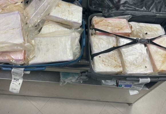 Plus de 200 kg de cocaïne dans des valises ont été saisis mardi à l'aéroport de Roissy-Charles-de-Gaulle, à l'arrivée d'un vol en provenance de Fort-de-France (Martinique), ont annoncé les douanes vendredi 7 mars. Photo : Douanes françaises