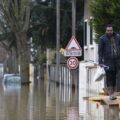 Un habitant marche sur une passerelle dans une rue inondée de Villeneuve-Saint-Georges, près de Paris, où l'Yerres est entrée en crue jeudi 25 janvier 2018. Photo AP/Thibault Camus