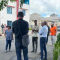 Ce lundi matin (5 mai) à Baie-Mahault, les élus et agents locaux et régionaux sont sur les lieux du passage de la mini-tornade pour constater les dégâts et organiser les premières réponses d’urgence aux sinistrés. Photo : Mairie de Baie-Mahault