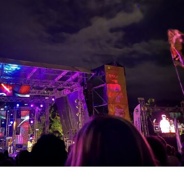 Devant la scène de Terre de blues au château Murat, les fans ont agité des drapeaux au passage de la figure mythique du reggae Burning Spear. Marie-Galante, 8 juin 2025. Photo : Le Courrier de Guadeloupe