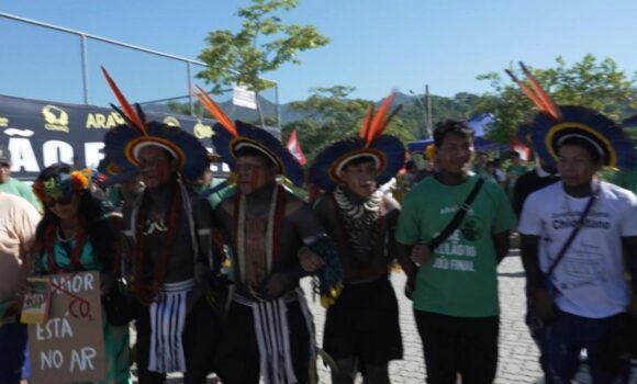 Des autochtones protestent au Brésil le 19 juin 2025 à l'extérieur de l’hôtel où des acheteurs nationaux et internationaux participent à une vente aux enchères à Rio de Janeiro pour la concession de droits d'exploration pétrolière et gazière près de l'embouchure de l'Amazone. Photo : Amin Guidara / AFP