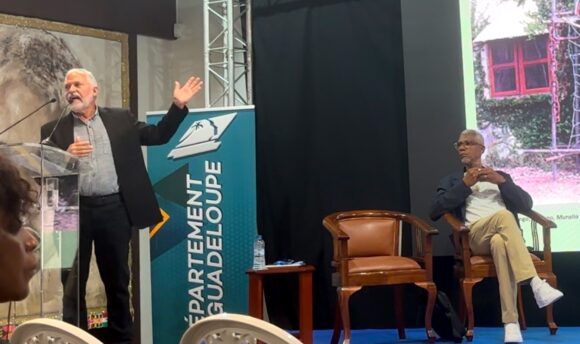 José Manuel Noceda Fernández, éminent historien de l’art et conservateur cubain (à gauche) rend hommage au plasticien guadeloupéen Richard-Viktor Sainsily Cayol (à droite) le 20 juin à la résidence départemental au Gosier.