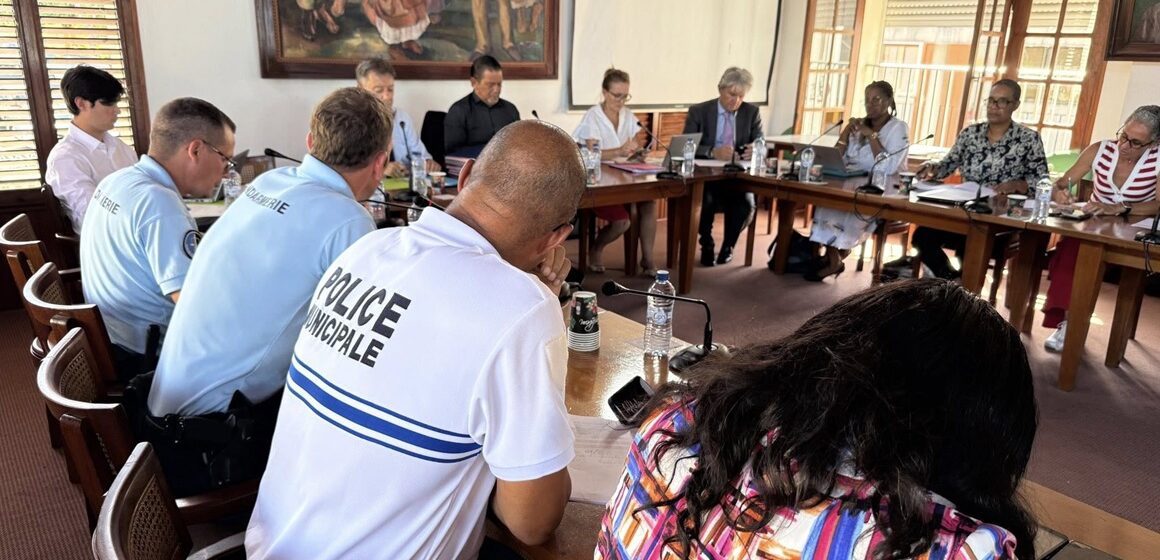 Le maire Adrien Baron entouré des partenaires institutionnels lors de l'installation du Conseil local de sécurité et de prévention de la délinquance (CLSPD) de Sainte-Rose, le 18 août. Photo : Ville de Sainte-Rose 971