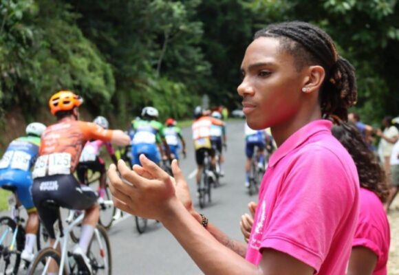 Illustration d'une étape du tour cycliste de Guadeloupe à la route de la Traversée. Photo : Parc national de Guadeloupe