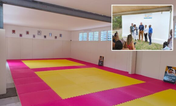 Le maire de Deshaies, Jeanny Marc, la vice-présidente de la Fédération française de judo chargée des Outre-mer, Ericka Mérion, le 30 août 2025 lors de l'inauguration du dojo équipé de tapis emboîtables, matériel modulaire peu adapté à la pratique du judo. Photo : Ville De Deshaies Déhé