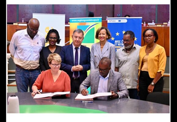 Le président de la Région Guadeloupe, Ary Chalus, et Marie-Adeline Peix, directrice exécutive de Bpifrance, signent le nouveau partenariat 2025-2028 à l'Hôtel de Région le 24 octobre. Photo : Région Guadeloupe Le président de la Région Guadeloupe, Ary Chalus, et Marie-Adeline Peix, directrice exécutive de Bpifrance, signent le nouveau partenariat 2025-2028 à l'Hôtel de Région le 24 octobre. Photo : Région Guadeloupe