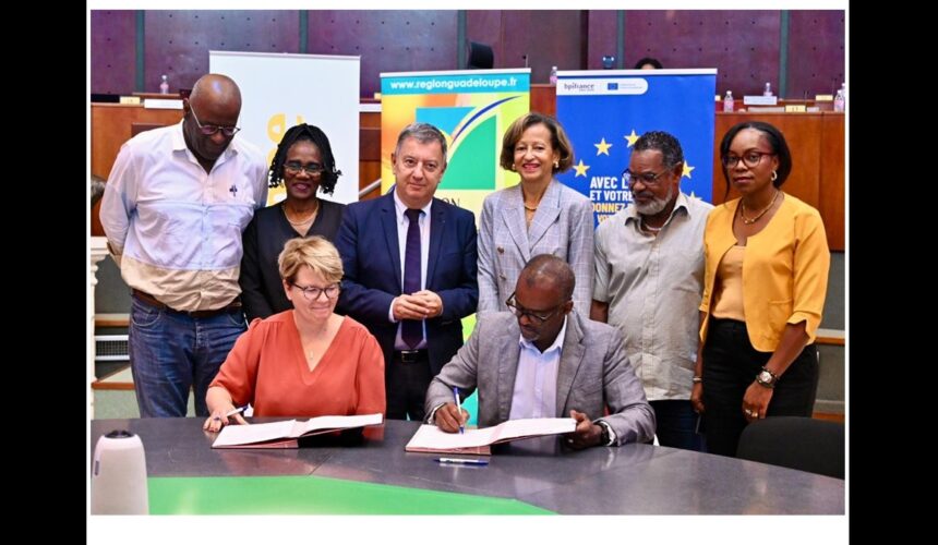 Le président de la Région Guadeloupe, Ary Chalus, et Marie-Adeline Peix, directrice exécutive de Bpifrance, signent le nouveau partenariat 2025-2028 à l'Hôtel de Région le 24 octobre. Photo : Région Guadeloupe