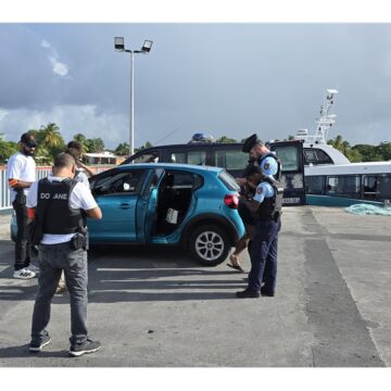 Une présence renforcée, mais éphémère, des forces de l'ordre dans le port de Grand-Bourg à Marie-Galante le 23 octobre 2025. Photo : Gendarmerie de Guadeloupe Une présence renforcée, mais éphémère, des forces de l'ordre dans le port de Grand-Bourg à Marie-Galante le 23 octobre 2025. Photo : Gendarmerie de Guadeloupe