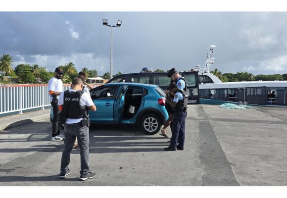 Une présence renforcée, mais éphémère, des forces de l'ordre dans le port de Grand-Bourg à Marie-Galante le 23 octobre 2025. Photo : Gendarmerie de Guadeloupe