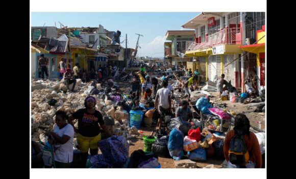 Des habitants se rassemblent parmi les débris au lendemain de l'ouragan Melissa, dans une rue de Black River dans le sud-ouest de l'île, en Jamaïque, jeudi 30 octobre 2025. Photo : Matias Delacroix / AP / Sipa Des habitants se rassemblent parmi les débris au lendemain de l'ouragan Melissa, dans une rue de Black River dans le sud-ouest de l'île, en Jamaïque, jeudi 30 octobre 2025. Photo : Matias Delacroix / AP / Sipa
