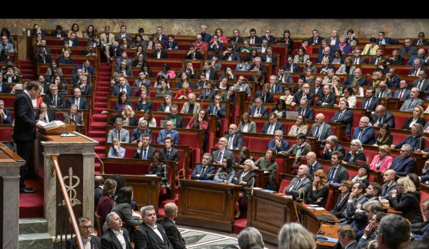 Le Premier ministre Sébastien Lecornu prononce son discours de déclaration de politique générale, mardi 14 octobre 2025 devant les députés et les nouveaux ministres à l’Assemblée nationale à Paris. Photo : Isa Harsin / Sipa