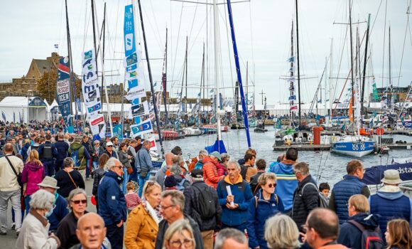 La foule à Saint-Malo le 25 octobre 2022, au village du départ de la 12e Route du Rhum. Photo : Arnaud Pilpré / OC Sport Pen Duick La foule à Saint-Malo le 25 octobre 2022, au village du départ de la 12e Route du Rhum. Photo : Arnaud Pilpré / OC Sport Pen Duick