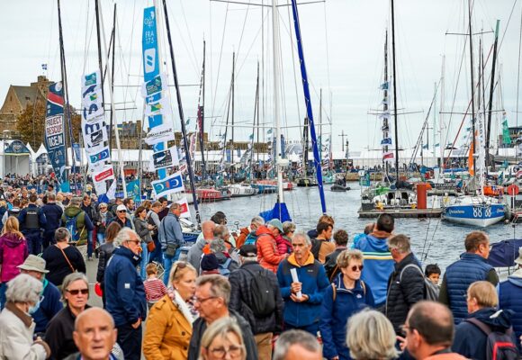La foule à Saint-Malo le 25 octobre 2022, au village du départ de la 12e Route du Rhum. Photo : Arnaud Pilpré / OC Sport Pen Duick