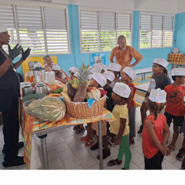 Des élèves découvrent les fruits locaux lors d'un atelier animé par le chef Gary Guizonne pendant la semaine du Goût. Photo : Riviera du levant. Des élèves découvrent les fruits locaux lors d'un atelier animé par le chef Gary Guizonne pendant la semaine du Goût. Photo : Riviera du levant.