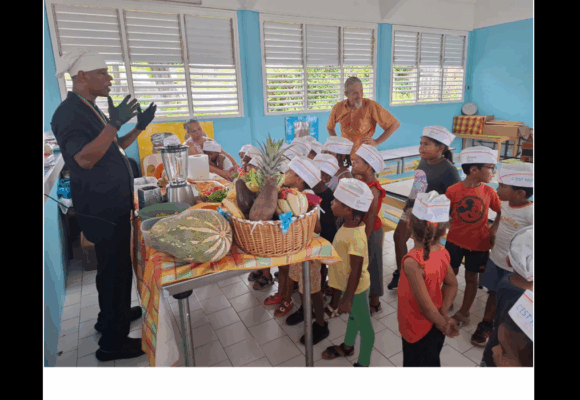 Des élèves découvrent les fruits locaux lors d'un atelier animé par le chef Gary Guizonne pendant la semaine du Goût. Photo : Riviera du levant. Des élèves découvrent les fruits locaux lors d'un atelier animé par le chef Gary Guizonne pendant la semaine du Goût. Photo : Riviera du levant.