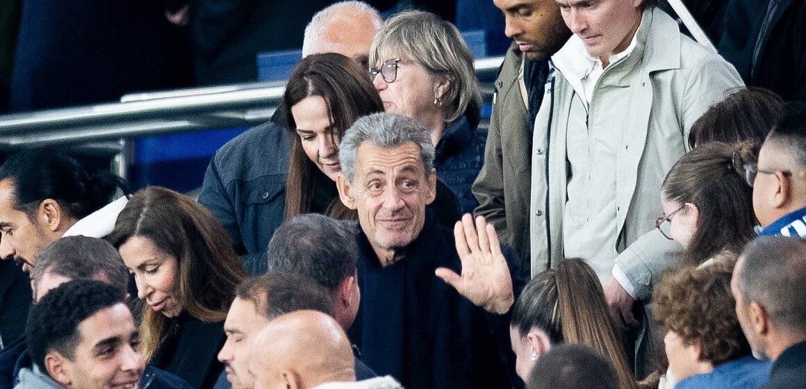 Nicolas Sarkozy assiste au match de football entre le Paris Saint-Germain (PSG) et Auxerre au stade du Parc des Princes à Paris samedi 27 septembre 2025. Photo : John Spencer / Sipa