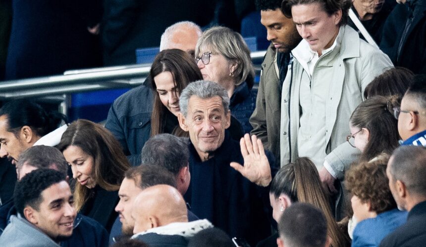 Nicolas Sarkozy assiste au match de football entre le Paris Saint-Germain (PSG) et Auxerre au stade du Parc des Princes à Paris samedi 27 septembre 2025. Photo : John Spencer / Sipa