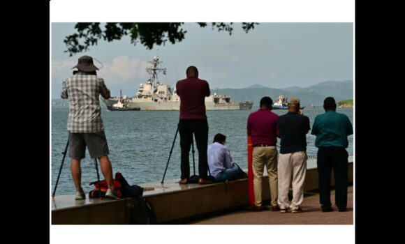 Le public prend des photos de l'USS Gravely, un navire de guerre américain, quittant le port de Port of spain le 30 octobre 2025. Le navire de guerre américain était arrivé à Trinidad-and-Tobago le 26 octobre 2025 pour des exercices conjoints au large du Venezuela, alors que Washington intensifiait sa pression contre les trafiquants de drogue et le dirigeant vénézuélien Nicolas Maduro. Photo : Martin Bernetti / AFP Le public prend des photos de l'USS Gravely, un navire de guerre américain, quittant le port de Port of spain le 30 octobre 2025. Le navire de guerre américain était arrivé à Trinidad-and-Tobago le 26 octobre 2025 pour des exercices conjoints au large du Venezuela, alors que Washington intensifiait sa pression contre les trafiquants de drogue et le dirigeant vénézuélien Nicolas Maduro. Photo : Martin Bernetti / AFP