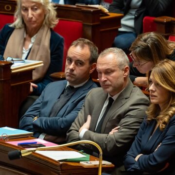 Le Premier ministre Sébastien Lecornu et sa ministre des Comptes publics Amélie de Montchalin qui lui parle à l’oreille lors de la séance des questions au gouvernement dans l'hémicycle de l'Assemblée nationale, le 12 novembre 2025. Photo : Arnaud Vilette / Sipa