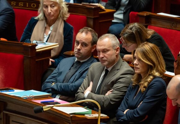 Le Premier ministre Sébastien Lecornu et sa ministre des Comptes publics Amélie de Montchalin qui lui parle à l’oreille lors de la séance des questions au gouvernement dans l'hémicycle de l'Assemblée nationale, le 12 novembre 2025. Photo : Arnaud Vilette / Sipa Le Premier ministre Sébastien Lecornu et sa ministre des Comptes publics Amélie de Montchalin qui lui parle à l’oreille lors de la séance des questions au gouvernement dans l'hémicycle de l'Assemblée nationale, le 12 novembre 2025. Photo : Arnaud Vilette / Sipa
