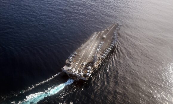 Le plus grand porte-avions américain, l'USS Gerald R. Ford, ici photographié le 24 septembre 2025 à l'exercice "Neptune Strike 25" avec des destroyers en mer du Nord au large du Danemark. Photo : Federico Gambarini/dpa Photo: Federico Gambarini/dpa Le plus grand porte-avions américain, l'USS Gerald R. Ford, ici photographié le 24 septembre 2025 à l'exercice "Neptune Strike 25" avec des destroyers en mer du Nord au large du Danemark. Photo : Federico Gambarini/dpa Photo: Federico Gambarini/dpa