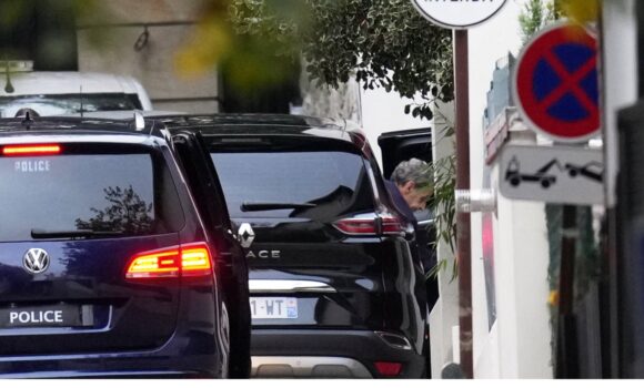 L'ancien président de la République Nicolas Sarkozy quitte sa voiture en arrivant à son domicile après sa libération de prison, lundi 10 novembre 2025 à Paris. Photo : Christophe Ena / AP / Sipa L'ancien président de la République Nicolas Sarkozy quitte sa voiture en arrivant à son domicile après sa libération de prison, lundi 10 novembre 2025 à Paris. Photo : Christophe Ena / AP / Sipa