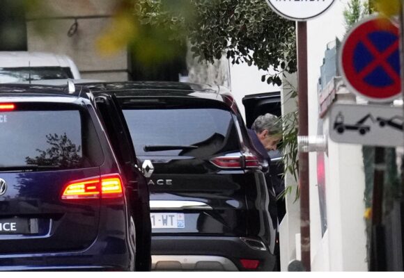 L'ancien président de la République Nicolas Sarkozy quitte sa voiture en arrivant à son domicile après sa libération de prison, lundi 10 novembre 2025 à Paris. Photo : Christophe Ena / AP / Sipa L'ancien président de la République Nicolas Sarkozy quitte sa voiture en arrivant à son domicile après sa libération de prison, lundi 10 novembre 2025 à Paris. Photo : Christophe Ena / AP / Sipa
