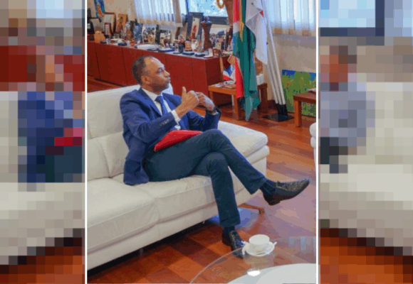 Franck Brachet lors d'une réception à la Collectivité Territoriale de Guyane, le 6 août 2018. Il est alors DGA à l'aménagement durable d’une agglomération en région parisienne et intervenant à l’ENA sur la gestion des risques environnementaux. Photo : Collectivité de Guyane Franck Brachet lors d'une réception à la Collectivité Territoriale de Guyane, le 6 août 2018. Il est alors DGA à l'aménagement durable d’une agglomération en région parisienne et intervenant à l’ENA sur la gestion des risques environnementaux. Photo : Collectivité de Guyane