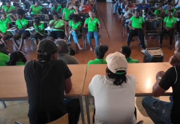 Des collégiens réunis le 25 octobre à la Rotonde des arts de Saint-François pour la première rencontre du cycle Éveil et réussite, dédié à l'inspiration et à la prévention de la délinquance. Photo : Commune de Saint-François