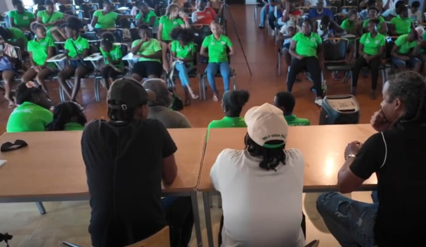 Des collégiens réunis le 25 octobre à la Rotonde des arts de Saint-François pour la première rencontre du cycle Éveil et réussite, dédié à l'inspiration et à la prévention de la délinquance. Photo : Commune de Saint-François